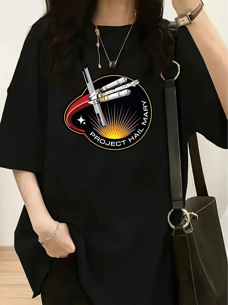 Women's Casual Short Sleeve T-Shirt With "Rescue Plan" Project Hail Mary Mission Badge Print - Women's Casual Crew Neck T-Shirt, Soft Polyester Blend, Loose Fit, Spring/Summer Fashion Essential. - 黑色 - 查看 1