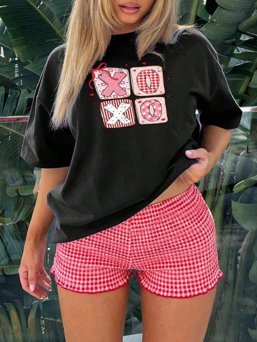 Women's Short-Sleeved T-Shirt With Valentine's Day XOXo Print, Casual, Black, Crew Neck, Stretchy, Machine Washable, Suitable For Spring/Summer/Autumn, Athleisure Style. Suitable As A Gift. Women's T-Shirt. Blouses>Elegant. Boho Chic. Soft, Breathable, And Comfortable Women's Top, Ideal For Spring, Summer, And Autumn, Perfect For Vacations, Travel, And Everyday Wear. - 黑色 - 查看 1