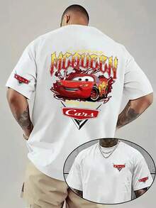 T-shirt Disney pour homme, modèle classique Flash McQueen, avec imprimé graphique. Ce t-shirt arbore l'emblématique voiture de course rouge de la célèbre série animée. Il est doté d'un col rond, de manches courtes et est confectionné en coton doux et respirant. Ce t-shirt blanc au design attrayant présente un imprimé éclatant du personnage légendaire au dos, associé à une typographie et des détails rétro typiques de l'univers Disney. Les imprimés du logo assortis, ornés de motifs automobiles sur la poitrine et les manches, créent un look authentique et harmonieux, idéal au quotidien, pour les loisirs ou les événements à thème. Grâce à son coton de haute qualité, il offre un confort optimal tout au long de la journée et se marie parfaitement avec un jean, un pantalon cargo ou un short pour un style décontracté et ludique qui célèbre la magie de la série Disney et ravira les fans de tous âges. - Blanc - Voir 1