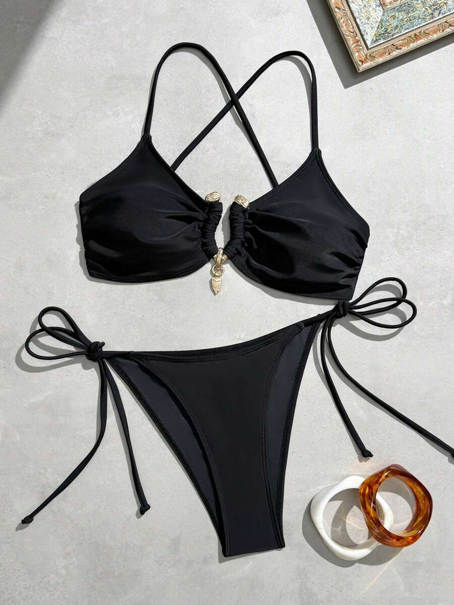 Bộ bikini đen quyến rũ với mặt dây chuyền vàng, áo tam giác dây chéo, kiểu dáng gợi cảm, cạp cao. - màu đen - Xem 1