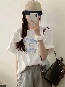 1 Piece Of Women's Oversized Graphic Tee, Featuring "Achievement Authentic & Sports" Print, Casual Loose Fit, Short Sleeves, Crew Neck, Cotton Blend, Retro Athletic Style With Dropped Shoulders, Ideal For Everyday Wear, Campus Outfits And Athleisure, 180g 100% Cotton. - 黑色 - 查看 7