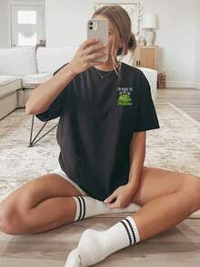 Camiseta de Verano Premium Estampada para Mujer [Estampado a Doble Cara], Camiseta de Manga Corta con Cuello Redondo, Estampado de Pepinillo Verde y Texto, Lavable a Máquina, Adecuada para Uso Casual, Ropa Multiusos, Camiseta Moderna y a la Moda, Material Cómodo, para Entusiastas del Estilo. - Negro - Ver 2