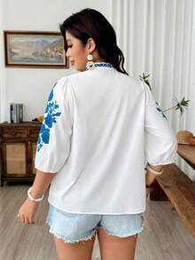 Weeklong Blusa elegante de dama de moda con nueva impresión bordada de imitación, recorte hueco delantero, volante, decoración con flecos y manga 3/4 - Azul - Ver 2