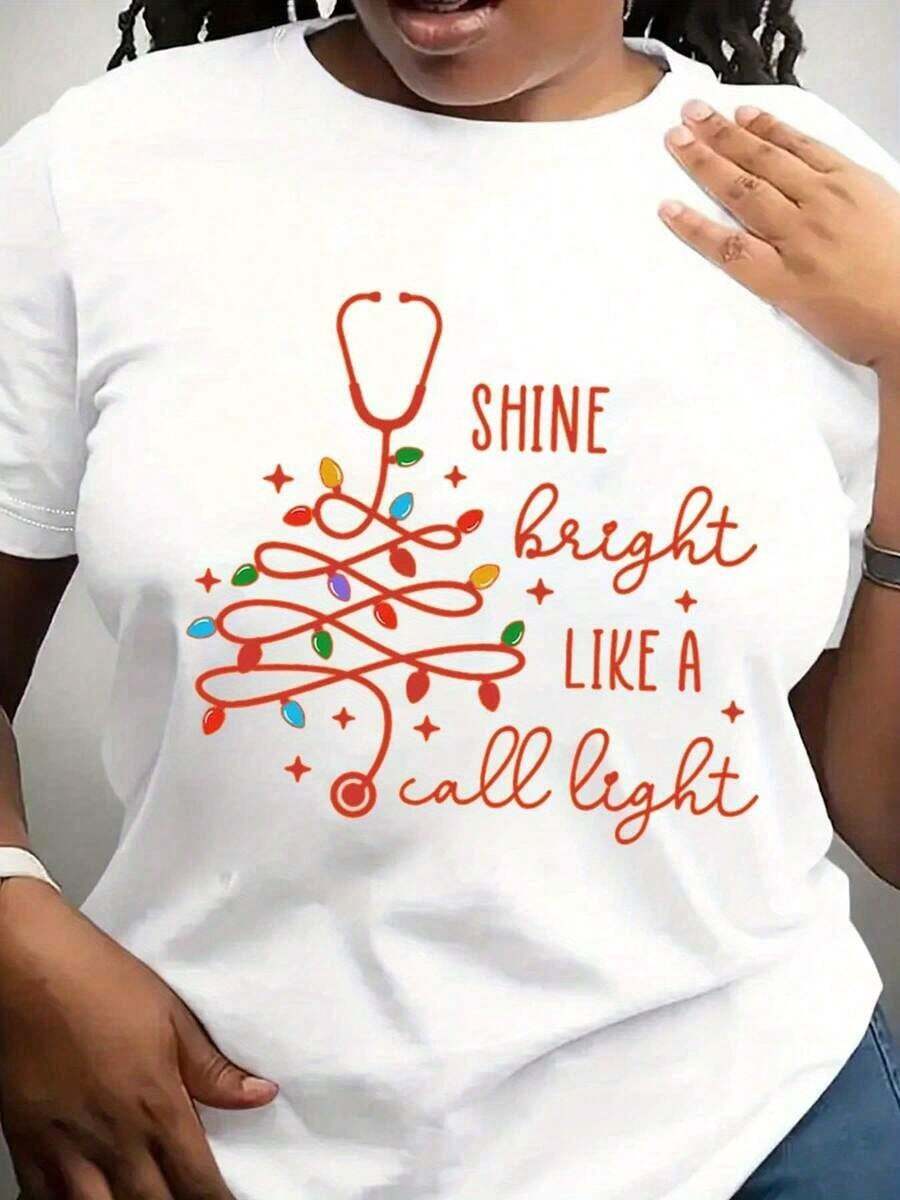Suave, transpirable y ligero para comodidad durante todo el día. Camiseta divertida de Navidad para enfermeras, regalos navideños para enfermeras, camiseta navideña, brilla como una luz de emergencia, camiseta navideña para enfermeras. Cuello redondo clásico con un corte relajado que favorece todas las formas del cuerpo y es fácil de combinar con jeans, pantalones cortos y leggings. - Blanco - Ver 1