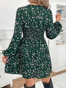 Vestido corto casual sencillo con cuello en V, manga larga, plisado y estampado de todo sobre - Verde Oscuro - Ver 2