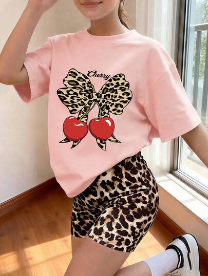 Bộ 2 món cho bé gái tuổi teen, gồm áo thun ngắn tay và quần legging họa tiết da báo, nơ và quả anh đào, thích hợp cho mùa xuân/hè, đi học, dã ngoại/ở nhà/du lịch.
