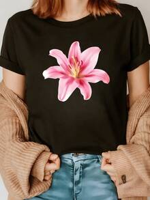 Flor rosada que simboliza pureza renacimiento y energía femenina inspirando serenidad y alegría con pétalos suaves y matices delicados que evocan el amanecer camiseta de mujer casual moderna y cómoda - Negro - Ver 8