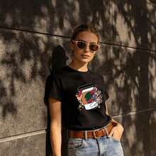 Women's Summer Clothing, Soft And Casual Cotton T-Shirt With Round Neck, Print Of A Nail Artist Holding A Cup Of Coffee. - 黑色 - 查看 2