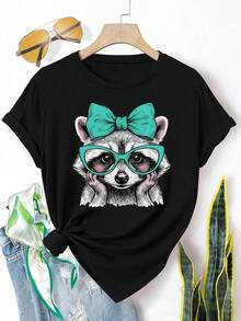 Una camiseta de mujer de manga corta, holgada, moderna, a la moda, retro y elegante, adecuada para actividades al aire libre en primavera y verano.Camiseta casual de mujer con estampado de mapache con gafas y corbata de lazo, cuello redondo, lavable a máquina, ideal para primavera/verano, cómoda para uso diario, corte holgado, tela elástica y opaca.blusas para mujer,blusas casuales para dama,tops,, mujer premium,y2k,playeras de mujer curvy,ofertas y liquidaciones ropa mujer,playeras deportivas para mujer,,playeras de hombre, mujer,blusas>elegante GBIJ - Negro - Ver 1