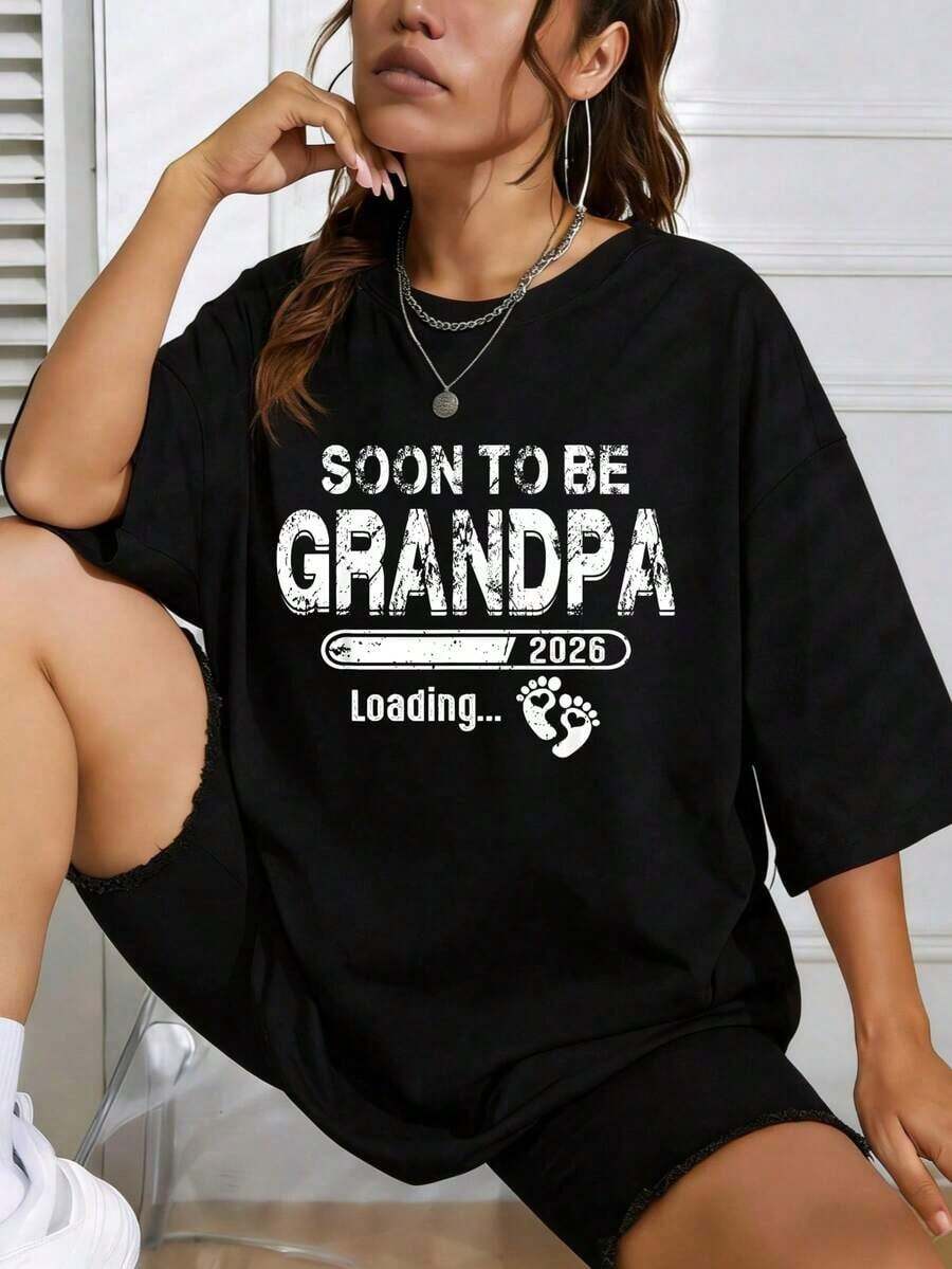 Women's Short-Sleeved Cotton T-Shirt With A Fun "Soon To Be A Grandfather 2026 Loading" Print. This Casual, Crew-Neck T-Shirt Is Perfect For Everyday Wear And Makes A Great Gift For Friends And Family. Made From 100% Cotton, It Features A Youthful And Modern Design. - 黑色 - 查看 1