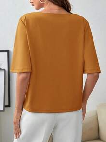 Camiseta elegante y minimalista de mujer con cuello de barco, hombros caídos y mangas cortas, de unicolor - Amarillo Mostaza - Ver 3