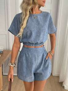 Conjunto de 2 piezas casual y elegante para primavera/verano con blusa de cuello redondo con estampado floral vintage y dobladillo recogido, y shorts con bolsillo con volante en la cintura - Azul - Ver 2