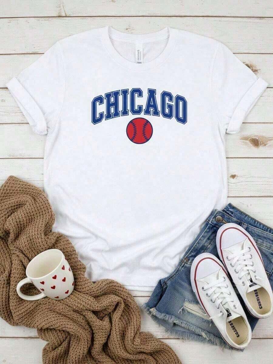 Adult Chicago Cubs Baseball T-Shirt, Soft And Breathable, Graphic Print, Perfect For Game Day. Features A Crew Neck, Short Sleeves, A Retro College Style, Lettering, And Is A Great Gift For Sports Fans. Suitable For Men, Women, And Unisex. Also Available As A Graphic Tee, Stylish Blouse, Summer Top, Casual T-Shirt, Summer Tops, Summer Outfits, Or Elegant Blouses For Ladies. - 白色 3 - 查看 1