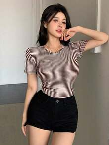 Camiseta casual de mujer con cuello redondo, de manga corta, bolsillo y silueta ceñida a rayas - Marrón - Ver 6