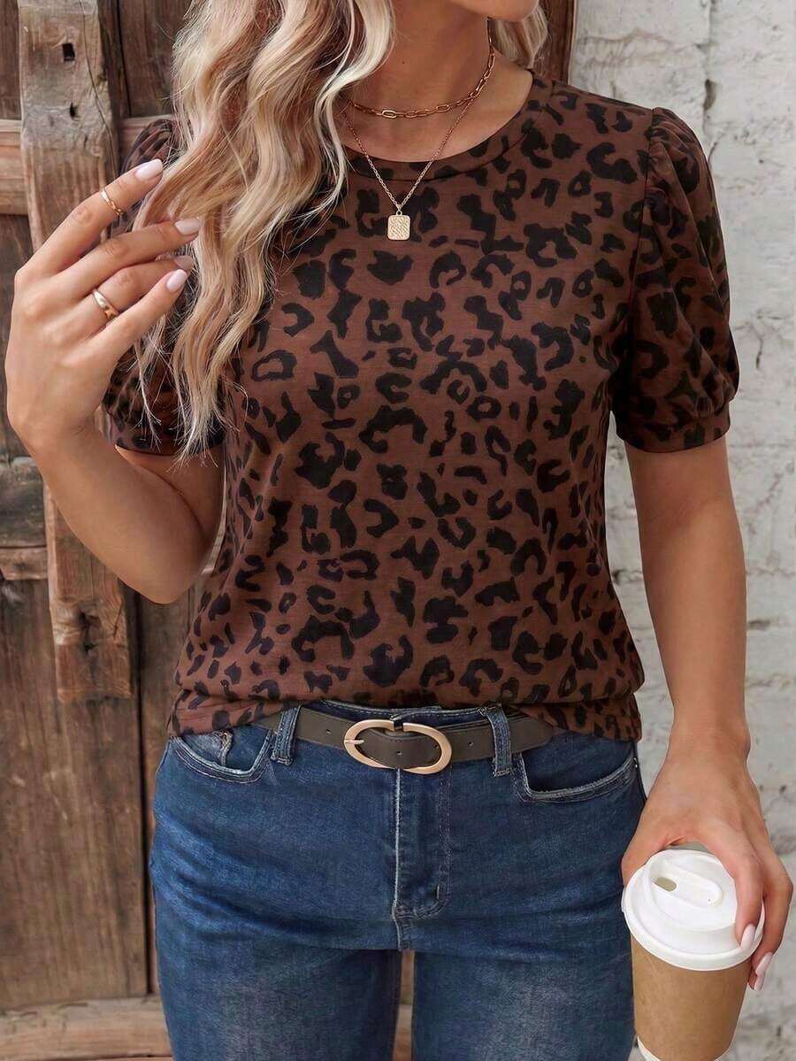 Camiseta básica de talla grande con cuello redondo, manga corta tipo globo, estampado de leopardo en color negro sobre base de color café, de estilo retro y casual - Multicolor - Ver 1