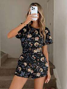 Conjunto de 2 piezas casual y elegante para primavera/verano con blusa de cuello redondo con estampado floral vintage y dobladillo recogido, y shorts con bolsillo con volante en la cintura - Multicolor 14 - Ver 5