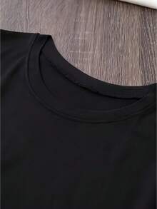Women's T-Shirt With A Combination Of Yellow Flowers And White Text, Giving The Whole Garment A Sweet And Sentimental Look. Perfect For Those Who Wish To Express Deep Affection For Their Grandmother. This Black Short-Sleeved, Crew-Neck T-Shirt Features A Print. - 黑色 - 查看 3
