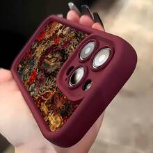 La funda para teléfono con diseño de collage de la Virgen María en rojo oscuro y dorado es compatible con Samsung, Apple, VIVO, OPPO, , Transsion, ,  y Honor. Fabricada en silicona TPU, ofrece protección contra golpes y caídas. - Burdeos - Ver 4
