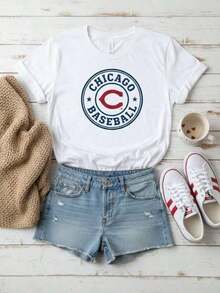 Adult Chicago Cubs Baseball T-Shirt, Soft And Breathable, Graphic Print, Perfect For Game Day. Features A Crew Neck, Short Sleeves, A Retro College Style, Lettering, And Is A Great Gift For Sports Fans. Suitable For Men, Women, And Unisex. Also Available As A Graphic Tee, Stylish Blouse, Summer Top, Casual T-Shirt, Summer Tops, Summer Outfits, Or Elegant Blouses For Ladies. - 白色 5 - 查看 1