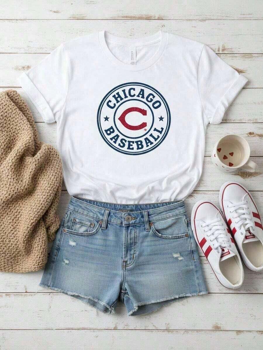 Adult Chicago Cubs Baseball T-Shirt, Soft And Breathable, Graphic Print, Perfect For Game Day. Features A Crew Neck, Short Sleeves, A Retro College Style, Lettering, And Is A Great Gift For Sports Fans. Suitable For Men, Women, And Unisex. Also Available As A Graphic Tee, Stylish Blouse, Summer Top, Casual T-Shirt, Summer Tops, Summer Outfits, Or Elegant Blouses For Ladies. - 白色 5 - 查看 1