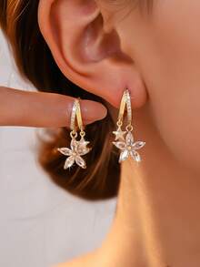 2 pièces Boucles d'oreilles pendantes avec fleur à 5 pétales et étoile en zircone brillante, style frais et doux de luxe. Design de pendentif double fleur étoile doré. Forme de fleur vive, zircone transparente et scintillante. Combinant le breloque féminin et le luxe raffiné. Convient pour les boucles d'oreilles superposées, les déplacements quotidiens, les sorties, les cadeaux, les tenues de printemps. Cadeau idéal pour les filles - fleurs - Voir 5