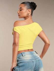 Blusa asimétrica de hombro oblicuo para mujeres de unicolor con fruncido, ideal para el verano - Amarillo - Ver 2