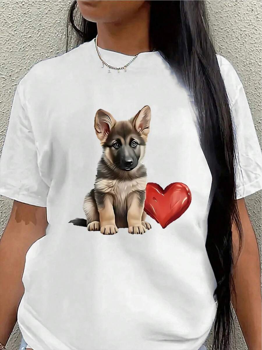 This Lightweight And Durable Short-Sleeved T-Shirt, Featuring A German Shepherd Puppy And A Red Heart, Is Perfect For Lounging At Home Or Enjoying Outdoor Activities. It's An Ideal Choice For Dog Lovers, Whether In The Living Room Or The Garden. Women's Shirts - 白色 - 查看 1