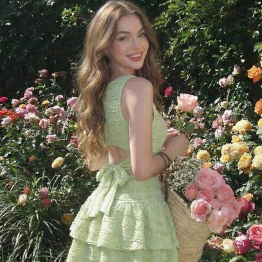 MOD Vestido corto verde con cuello redondo, espalda descubierta, tirantes con lazo y dobladillo de doble capa - Verde - Ver 1