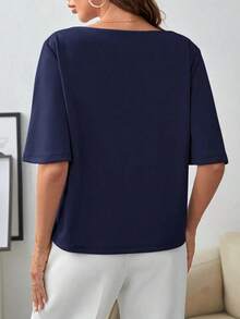 Camiseta elegante y minimalista de mujer con cuello de barco, hombros caídos y mangas cortas, de unicolor - Azul marino - Ver 3