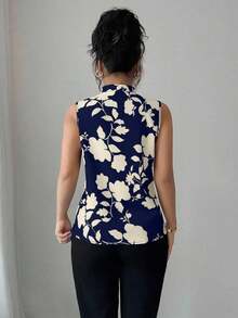 Blusa con cuello en V, estampada y sin mangas con cierre a media altura - Multicolor 8 - Ver 2