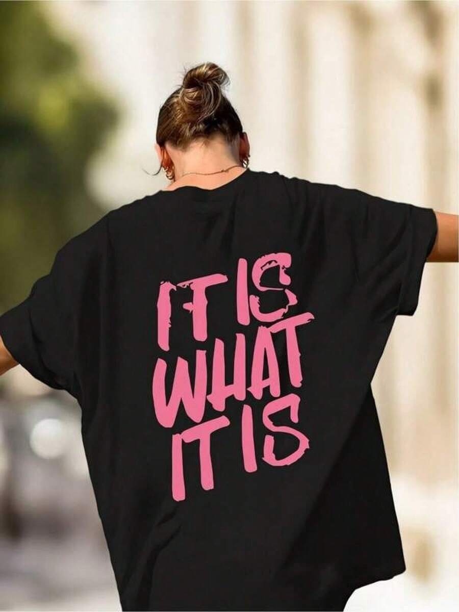 Camisetas Para Mujer AlgodónCamiseta única con diseño Y2K que destaca la frase icónica It Is What It Is en vibrante color rosa sobre fondo negro ideal para destacar tu estilo moderno y atrevido en cualquier ocasión perfecta para tus outfits casuales y urbanos mundial 2026 - Negro - Ver 1