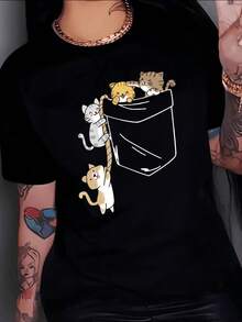 Gatos coloridos jugando y trepando alrededor de un bolsillo pequeño transmiten alegría amistad y ternura inspirando humor y cariño en su interacción divertida con expresión relajada camiseta de mujer casual cómoda para uso diario - Negro - Ver 1
