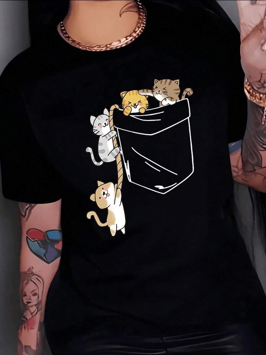 Gatos coloridos jugando y trepando alrededor de un bolsillo pequeño transmiten alegría amistad y ternura inspirando humor y cariño en su interacción divertida con expresión relajada camiseta de mujer casual cómoda para uso diario - Negro - Ver 1