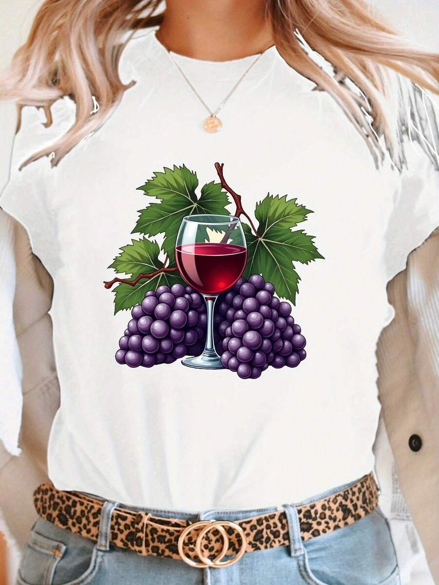 La camiseta Cozy Comfy Lounge presenta un diseño de copas de vino y uvas, con mangas cortas y cuello redondo. Es perfecta para uso casual en verano y primavera, y es adecuada para ropa de hogar suave y relajada para mujeres. - Blanco - Ver 1