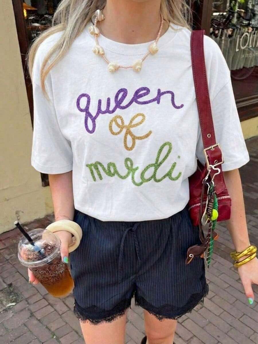 Camiseta de manga corta de gran tamaño para mujer, con estampado gráfico de letras cursivas con brillo, cuello redondo, estilo Y2K, estética linda, corte holgado, top casual, ropa urbana transpirable y ligera para uso diario, festivales de música, vacaciones, escapadas de fin de semana, perfecta para estilo urbano, salidas casuales, campus universitario y conjuntos casuales de verano. - Blanco - Ver 1
