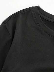 Under The Radar Personalized T-Shirt With Adorable Black Cat Design: Striped Design + Personalized Name, Create Your Own Unique Cuteness. Custom Printing With A Dedicated Space For The "Name" To Create Your T-Shirt With A Festive And Adorable Logo. Casual T-Shirt For Women And Ladies, Ideal For Mothers And Daughters - Unisex Loose Cotton Short Sleeve Crew Neck T-Shirt, Urban Vintage Style. - 黑色 - 查看 5
