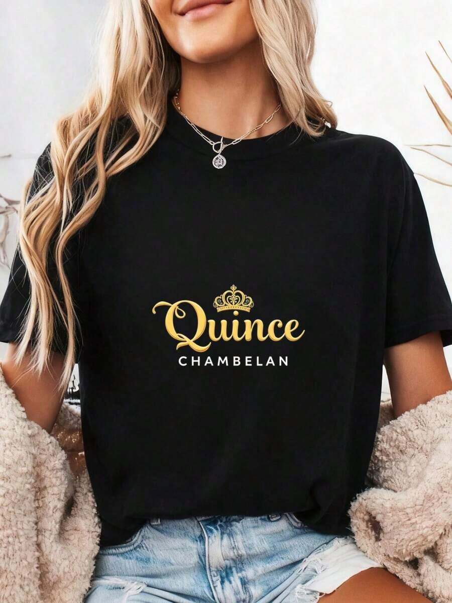 Quince Chambelan & Elegant Gold Crown, Women's Short-Sleeved T-Shirt With Elegant Text, Comfortable, Soft And Lightweight Fabric, Ideal Gift For Quinceañera Enthusiasts Or Lovers. 100% Cotton. - 黑色1 - 查看 1