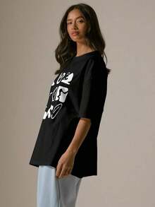 Women's Loose-Fitting T-Shirt With A Round Neck And Exquisite Print. Soft And Breathable Fabric, Comfortable To Wear, And Short Sleeves. Casual And Relaxed Fit, Versatile Style. Made From High-Quality 100% Pure Cotton (200 G). - 黑色 - 查看 2