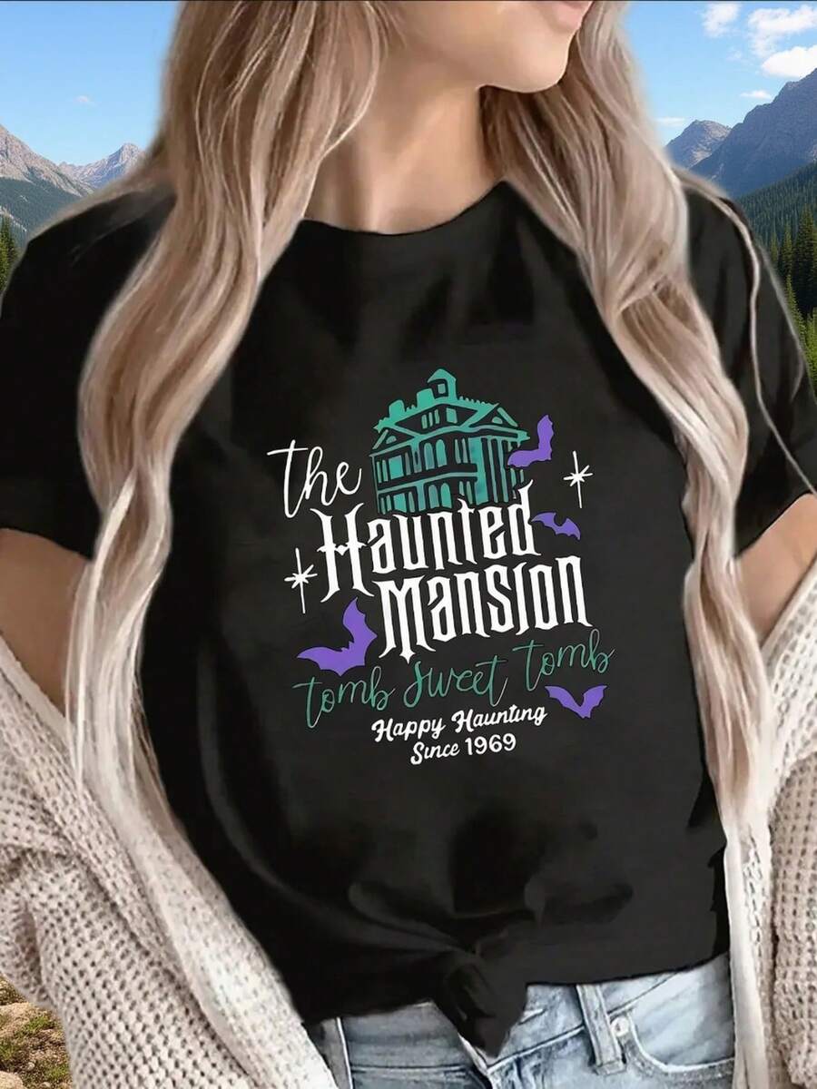 Short-Sleeved Polyester T-Shirt With A Haunted Mansion Design, Ideal For Halloween Parties Or Visits To Theme Parks. Lightweight And Durable, Featuring A "Tomb Sweet Tomb" Graphic In Purple And Teal. Comfortable Fit For Casual Wear At Home Or Outdoors. - 黑色 - 查看 1
