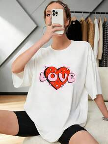 Spring/Summer 2026, New Women's Off-Shoulder Loose Fit Short Sleeve T-Shirt For Valentine's Day, Featuring A Vibrant "Bright Love Heart LOVE" Print In A Sweet And Modern Style. Vibrant, Sweet, And Fresh Style; Comfortable And Skin-Friendly. For Those Seeking A Dazzling Style – High Quality For Summer - 白色 - 查看 1