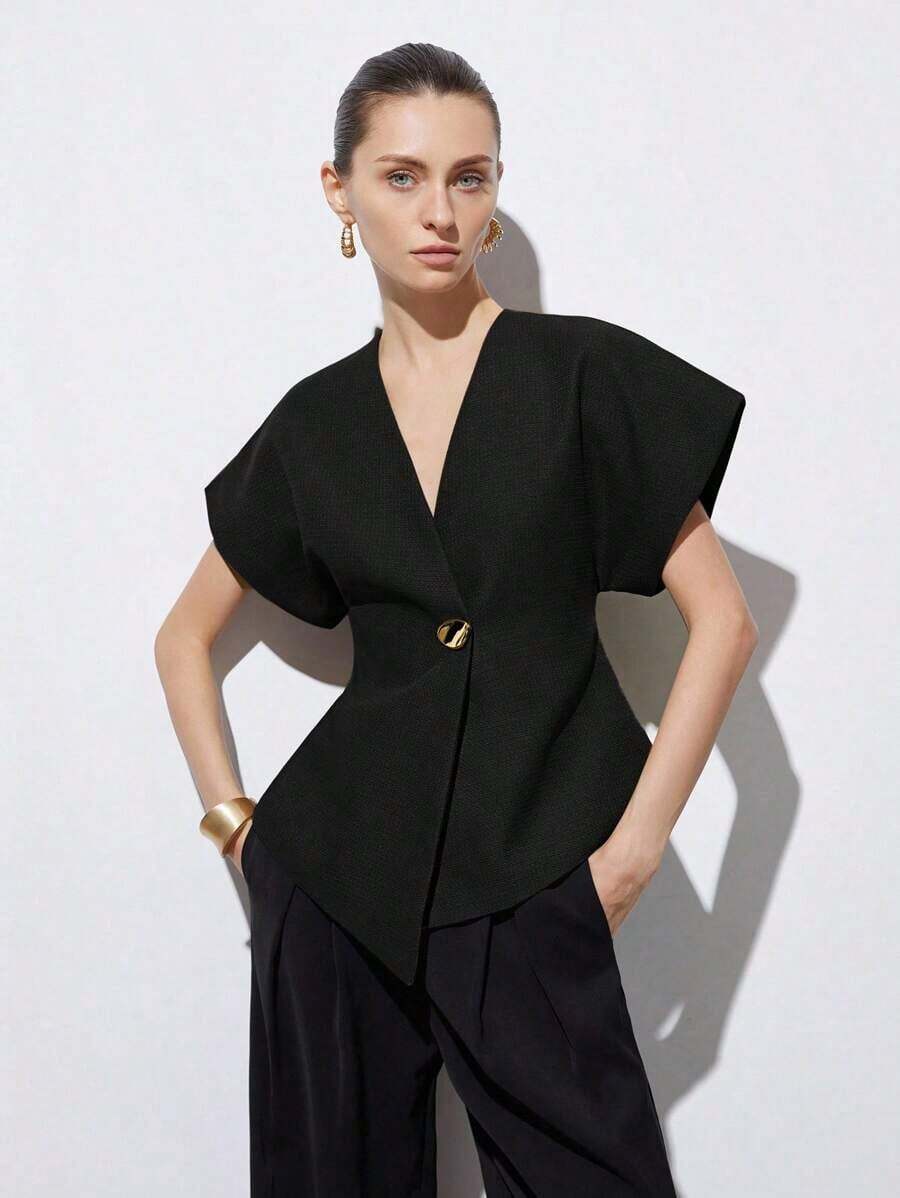 Chaqueta de mujer con cuello en V elegante, hombros anchos, bajo asimétrico, botones decorativos y mangas cortas, diseño minimalista y versátil para el uso diario - Negro - Ver 1