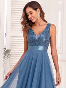 Vestido de dama de honor formal de línea A con escote en V sin mangas, bordado y de malla, vestido de fiesta elegante, vestido de invitado de boda formal, vestido de ceremonia de graduación, vestido de noche de primavera - Niebla azul - Ver 8