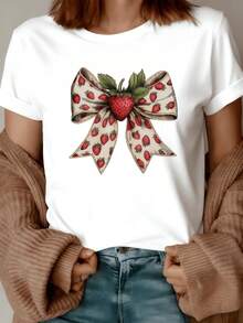 Lazo grande decorado con pequeñas fresas que simbolizan dulzura vitalidad y amor natural mostrando una conexión alegre con la naturaleza y el encanto femenino camiseta de mujer casual cómoda para uso diario elegante y fresca - Blanco - Ver 1