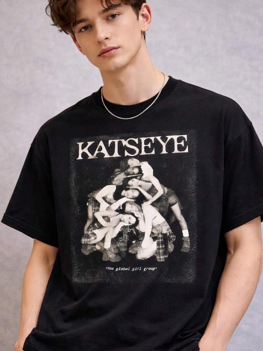 KATSEYE Retro Graphic Print T-Shirt – Black Urban Style T-Shirt, Y2K Fashion, Women's Blouses, Women's T-Shirts, Women's Tops, Top, T-Shirts, Unisex. - 黑色 - 查看 1