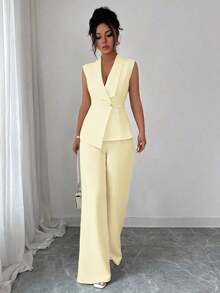 Conjunto de oficina elegante para mujer, compuesto por una chaqueta blazer sin mangas con cuello y bajo asimétrico, con hebilla metálica en la cintura, combinada con pantalones de cintura elástica.Conjunto de 2 piezas elegante para primavera/verano, atuendo formal y de clase para mujer. - Amarillo claro - Ver 4