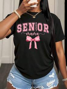 Pink T-Shirt With Bow For Graduating Mom 2024, Mother's Day Gift, Casual Summer T-Shirt For Women, Graduating Mom T-Shirt, 220g - Urban Vintage Style, Unisex, Loose Fit, Cotton, Short Sleeve, Round Neck, 100% Pure Cotton - 黑色 - 查看 3