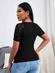 Camiseta gráfica para mujeres con mangas raglán de malla geométrica con contraste - Negro - Ver 2