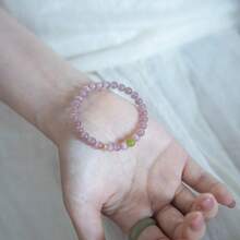 1 pieza Pulsera con piedra de ojo de gato rosa pastel y cuentas verdes, pulsera delicada de primavera con piedra de ojo de gato rosa, pulsera elástica de cuentas para salir y apilar diariamente - Piedra rosa ojo de gato con pequeñas cuentas verdes - Ver 2