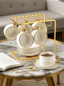 Conjunto de 6 xícaras e pires TAO, estilo minimalista francês, com borda dourada e listras verticais brancas. Inclui xícara de café e pires para chá. Pode ser lavado na lava-louças. Ideal para hotéis, restaurantes, cozinhas domésticas, decoração de mesa, chá da tarde, café, chá de ervas, presentes personalizados, lembrancinhas, utensílios de cozinha, festas, aniversários, casamentos e jantares. Perfeito como presente para o Dia dos Namorados, Dia das Mães e Dia dos Pais. - Multicolorido - Ver 1