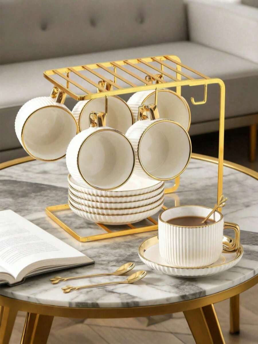 Conjunto de 6 xícaras e pires TAO, estilo minimalista francês, com borda dourada e listras verticais brancas. Inclui xícara de café e pires para chá. Pode ser lavado na lava-louças. Ideal para hotéis, restaurantes, cozinhas domésticas, decoração de mesa, chá da tarde, café, chá de ervas, presentes personalizados, lembrancinhas, utensílios de cozinha, festas, aniversários, casamentos e jantares. Perfeito como presente para o Dia dos Namorados, Dia das Mães e Dia dos Pais. - Multicolorido - Ver 1